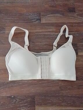 Wireless Front-Closure Comfort Bra in Cream